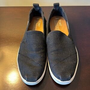 TOMS women’s black canvas Shoes. Size 6W Excellent condition.